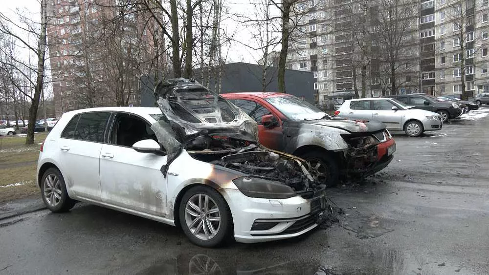 ЧП в Пурвциемсе: сгорели сразу две машины (ВИДЕО)