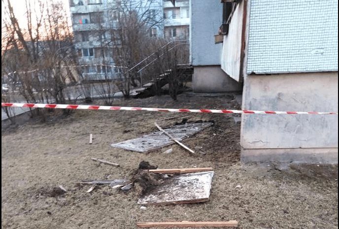 В Вецмилгрависе с 7 этажа упала часть лоджии: подробности ЧП