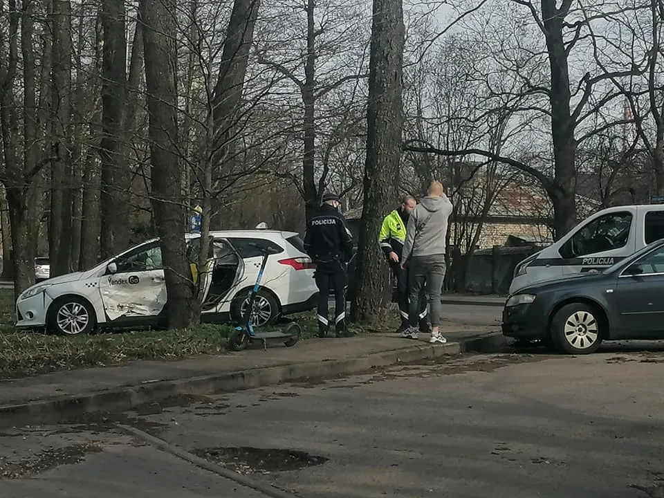 ДТП на Юрмалас Гатве: ауди и такси не поделили поворот