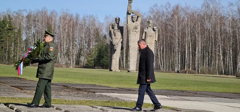 «За этими воротами стонет земля»: в Саласпилсе отметили Международный день освобождения узников фашистских концлагерей