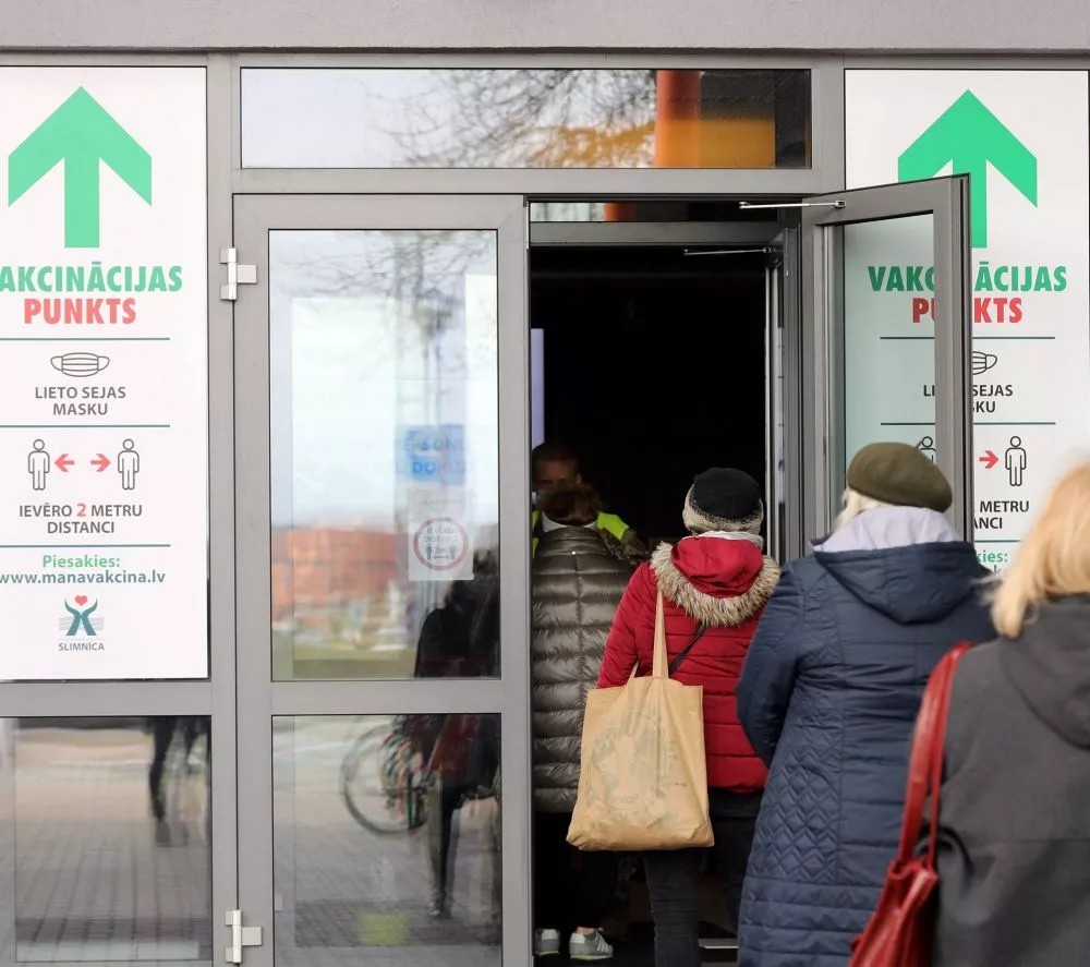 Ķīpsalā jau no agra rīta vērojama visai liela interese vakcinēties pret Covid-19, izmantojot «dzīvās rindas» iespēju