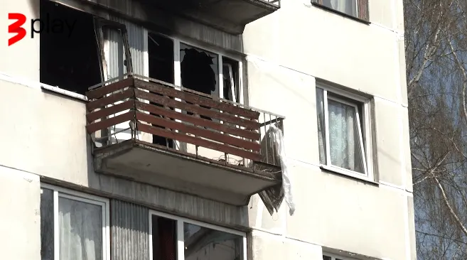 Пожар в Пурвциемсе: мужчина вылез из горящей квартиры по занавескам