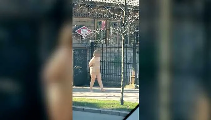 В центре Риги остановлена гуляющая обнаженная иностранка (ВИДЕО)