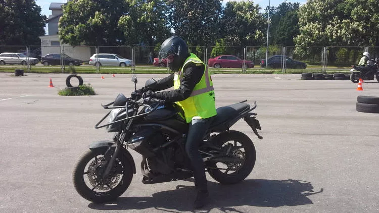 Deputāti atceļ daļu no valdības noteiktajiem ierobežojumiem braukšanas mācībām ar mopēdu vai motociklu