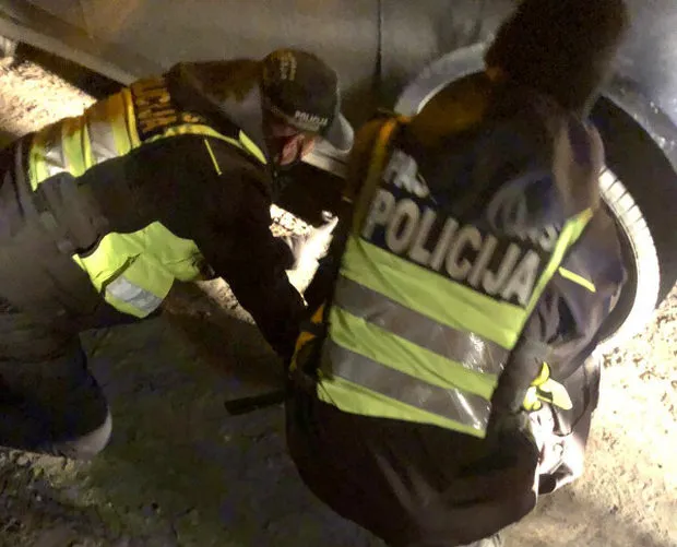 «Молодежь, молодежь…» Полицейские в Ропажи помогли мужчине сменить шину