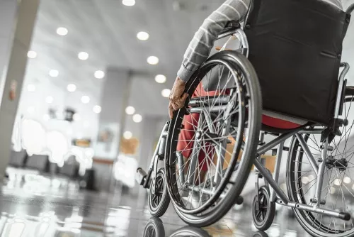 Vāc parakstus par pieejamu asistenta pakalpojumu personām ar invaliditāti