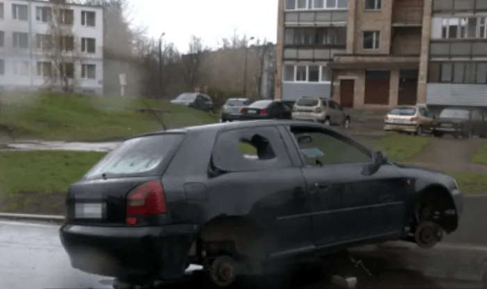 Месть? Старой Audi в Кенгарагсе разбили стекла и сняли колеса прямо возле полицейского участка