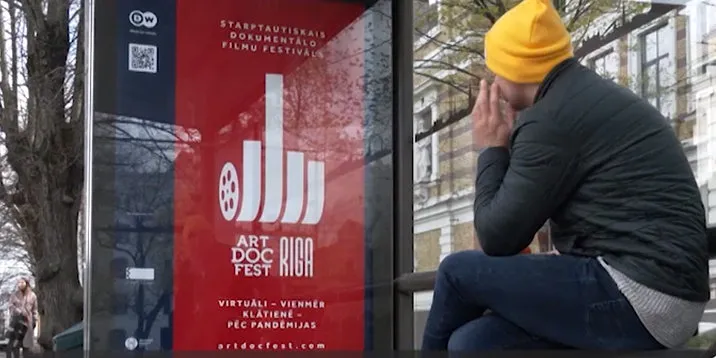 Плакат кинофестиваля Манского в Риге вызвал негодование — «жест среднего пальца в такое непростое время?»