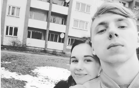 Популярного латвийского рэпера обвинили в насилии и приостановили его песни на радио