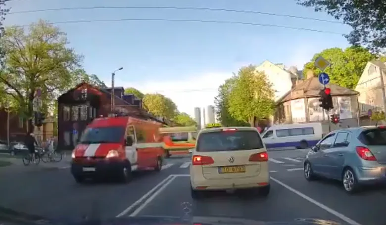Доля секунды? Как в Риге скорая и пожарная избежали аварии (ВИДЕО)