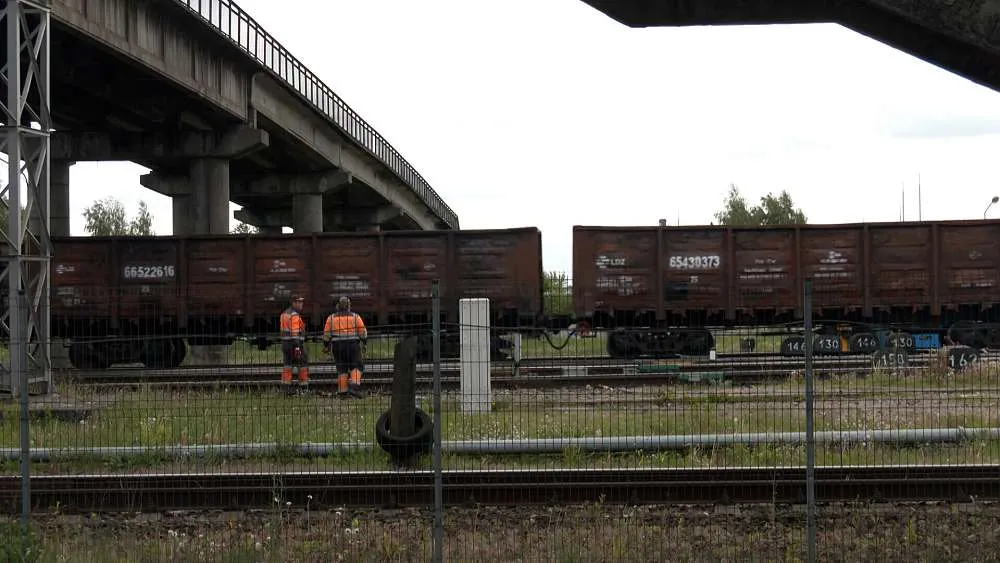В Кенгарагсе подросток пытался запрыгнуть на движущийся поезд, но не удержался