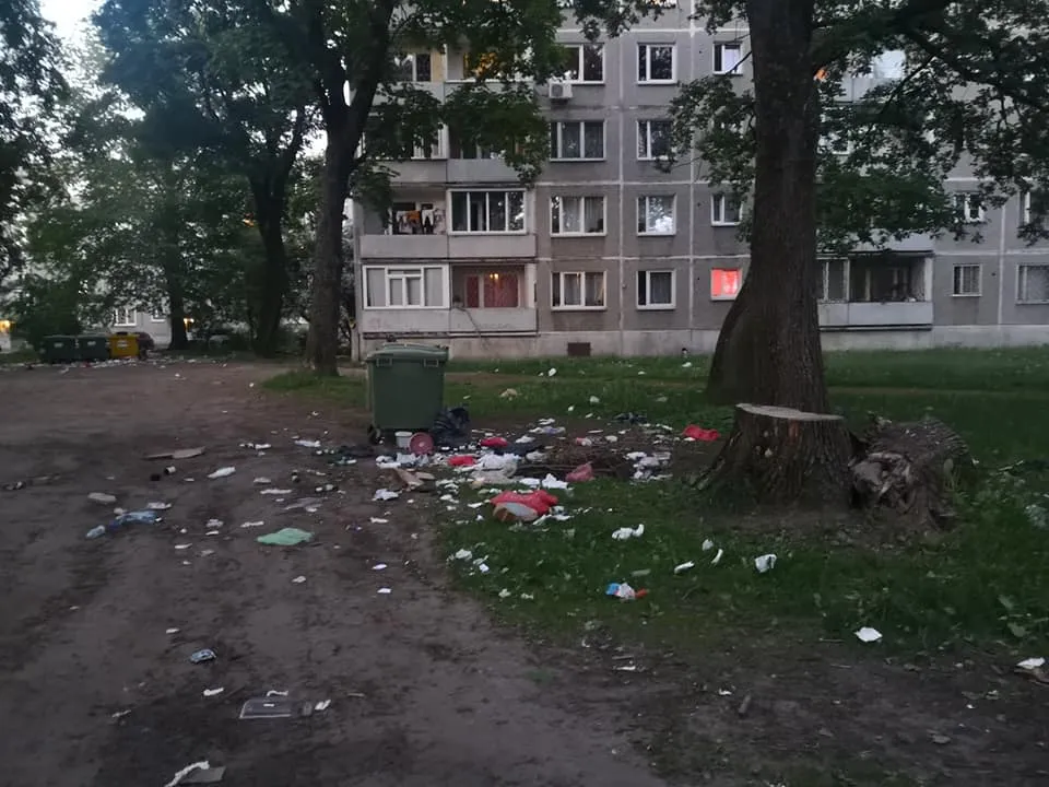 По Риге расставили коричневые контейнеры: для чего