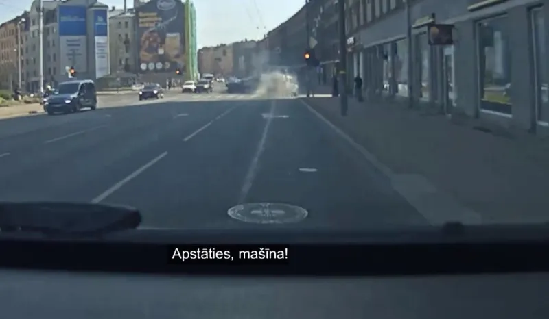 Как в кино: полиция в Риге гналась за горящим автомобилем (ФОТО)