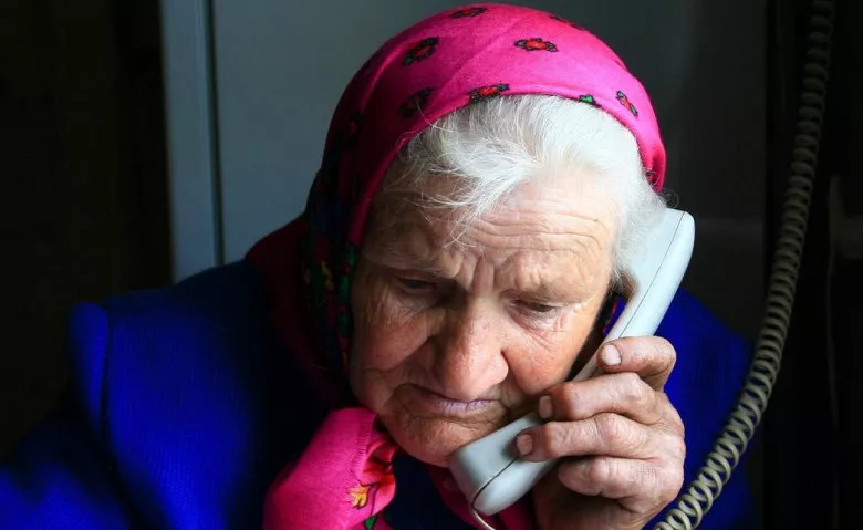 Brīdiniet sirmgalvjus! Krāpnieki burtiski klauvē pie durvīm un izkrāpj naudu