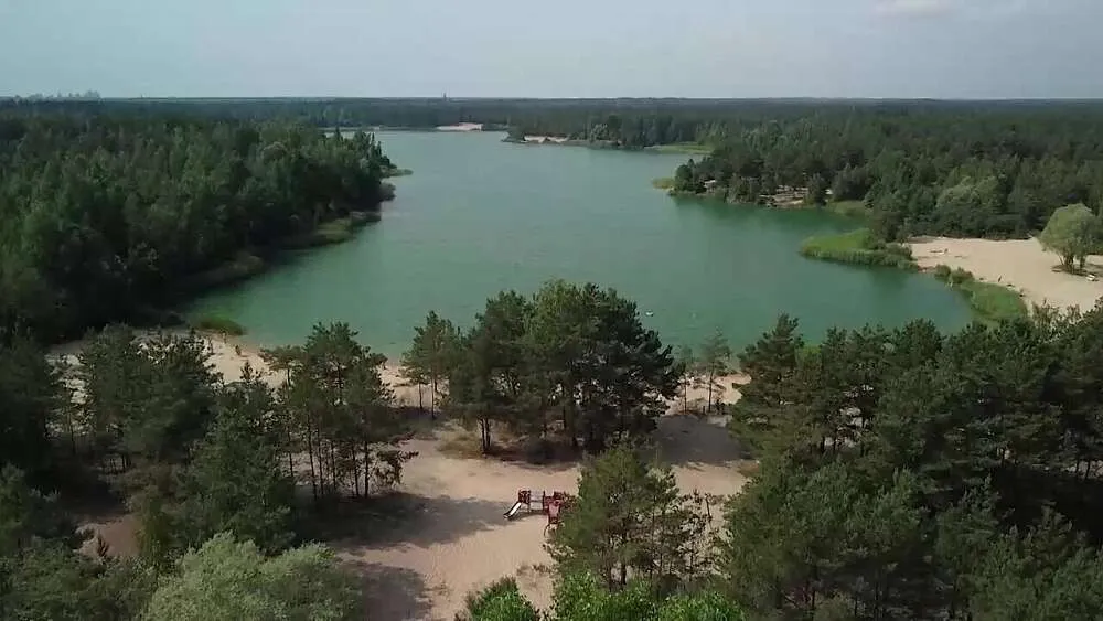 В паре сотен метров от воды хоронят людей: безопасно ли купаться на Болдерайском карьере?