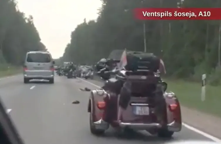 Серьезная авария на Вентспилсском шоссе: мотоциклисты «улетели» в лес (ВИДЕО)