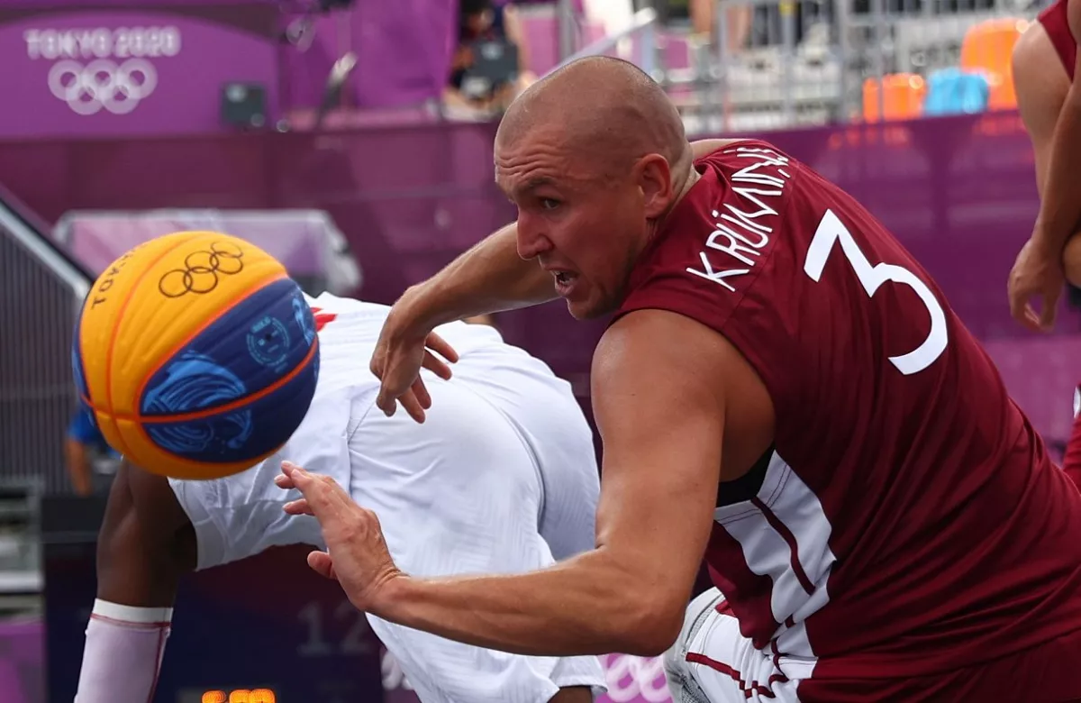 Latvijas 3×3 basketbolisti olimpiskā turnīra sākumā uzveic Poliju