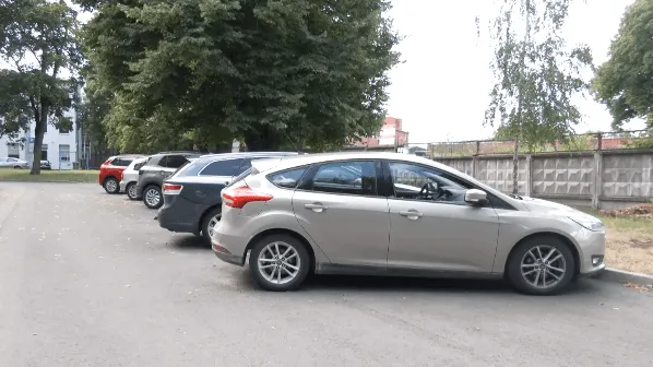В Дзирзциемсе ночной лихач таранил во дворе дома сразу пять машин