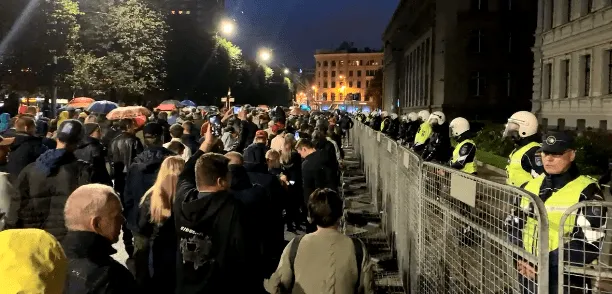Люди недовольны не вакцинами, а разграблением страны воровской кликой ковидократов: Краутманис