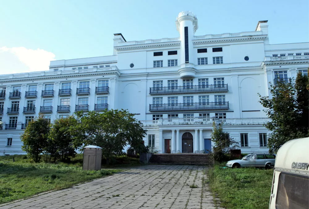 Atklās atjaunoto Ķemeru parku