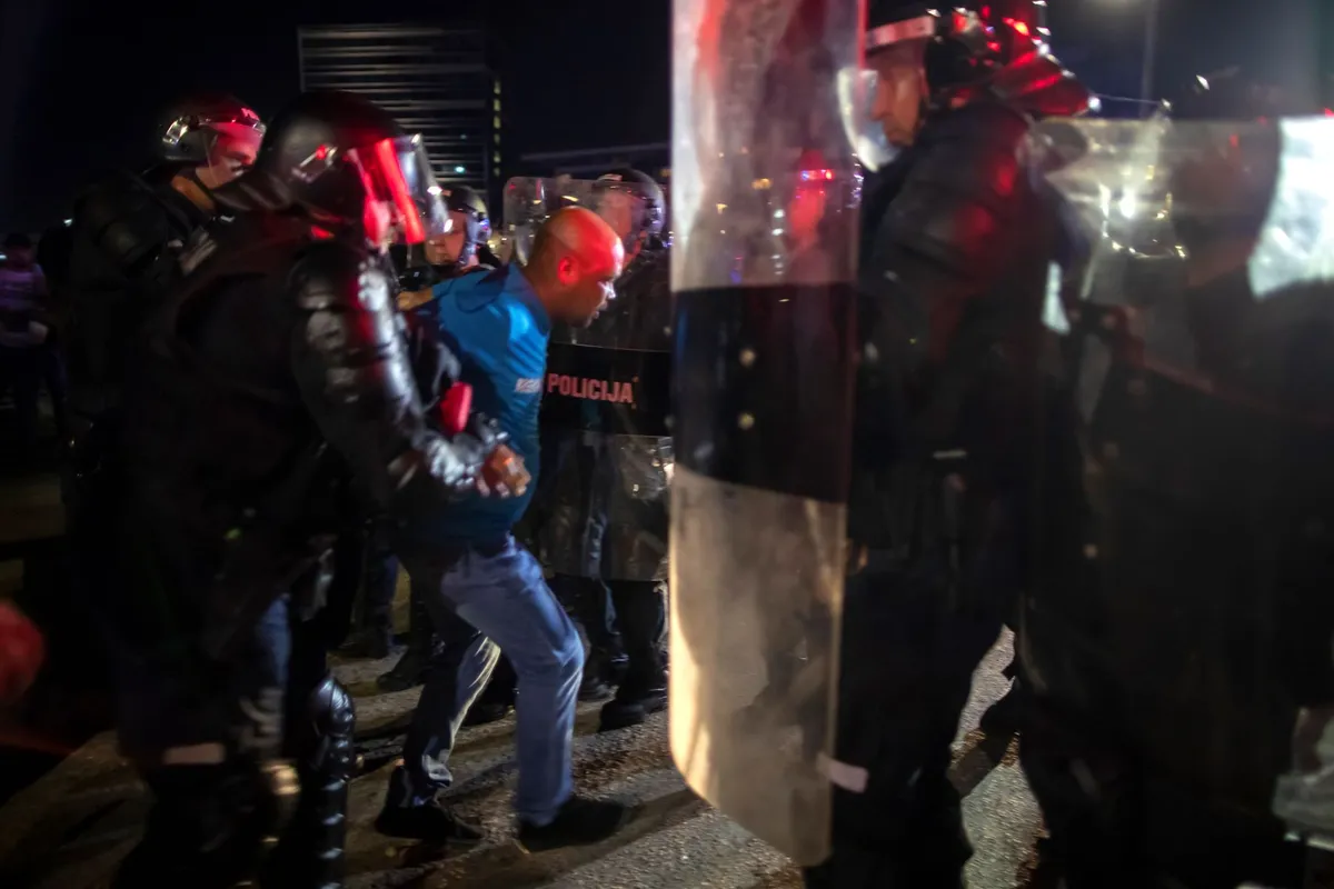 В Вильнюсе протесты переросли в беспорядки: полиция применила слезоточивый газ (ВИДЕО)
