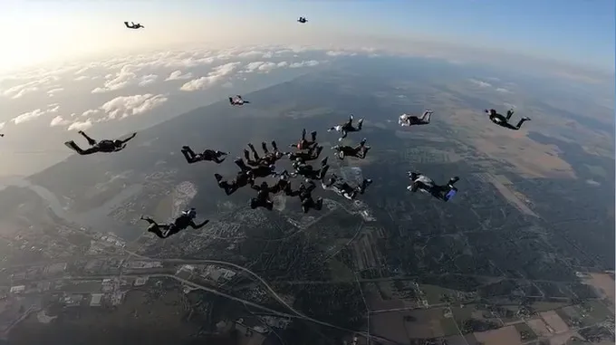 В Латвии установлен рекорд по масштабному прыжку с парашютом (ВИДЕО)