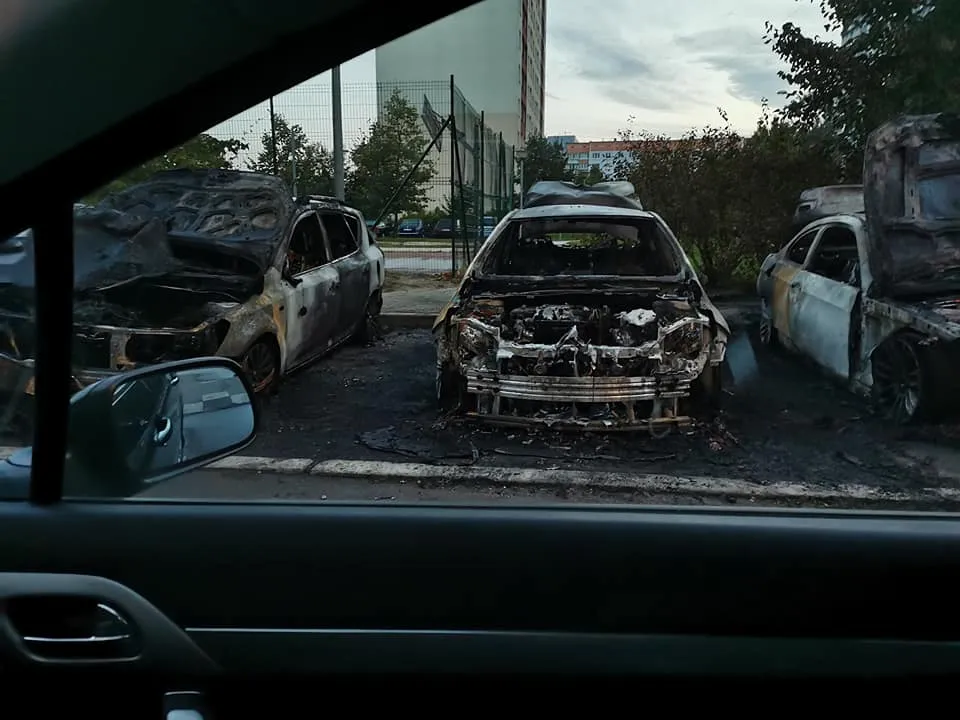 В Плявниеках во дворе дома сгорели сразу три машины