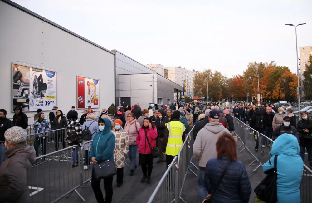В Lidl можно без QR-кода: но младенцы тоже «стоят» в очереди, где все должны быть в масках (а не как на фото)