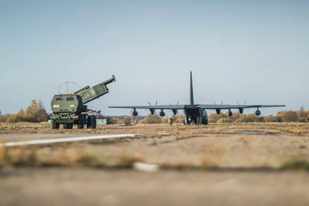 В Риге развернули американскую систему залпового огня, достающую до территории РФ
