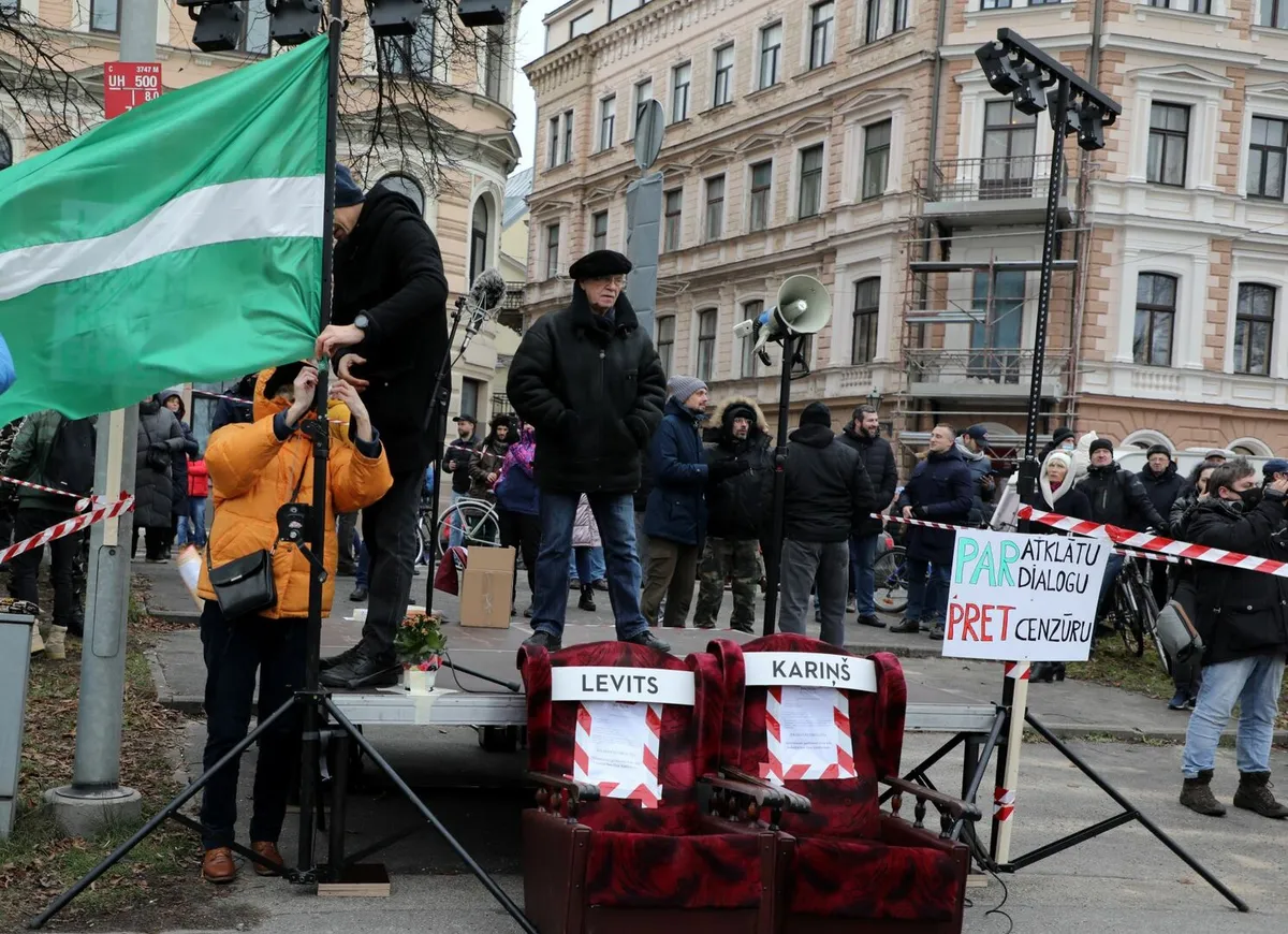 Активист Атмоды продал орден Трёх звёзд, чтобы заплатить штраф за протестную акцию, объяснив это «репрессиями»