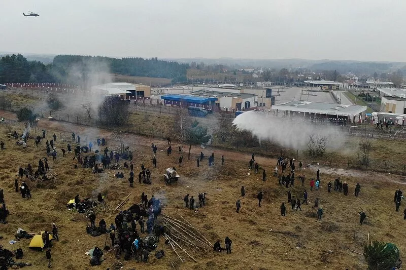 Polija uz robežas pret migrantiem liek lietā asaru gāzi