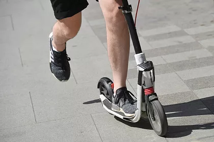 Piektdien avārijās cietuši 22 cilvēki, puse no tiem — velosipēdisti un elektroskrejriteņu vadītāji