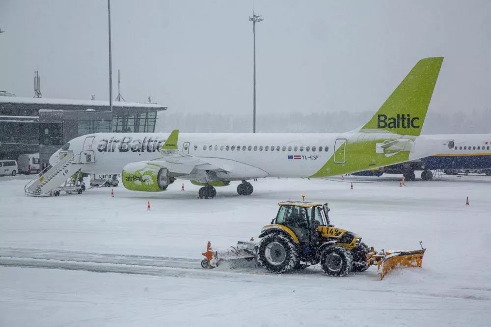 Lidostā «Rīga» noticis negadījums ar «airBaltic» lidmašīnu