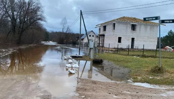 Garkalnē Gauja izgājusi no krastiem un appludinājusi vairākas mājas