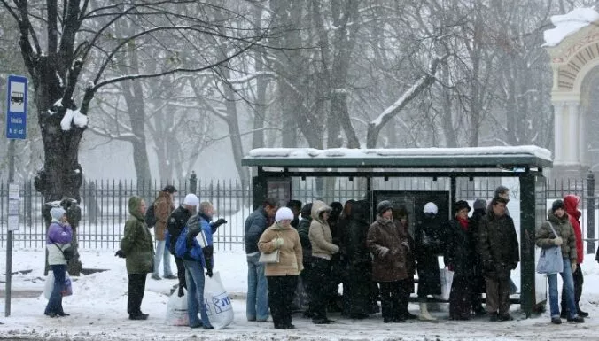Rīgā sāks uzstādīt jaunas vienota dizaina sabiedriskā transporta pieturvietu nojumes