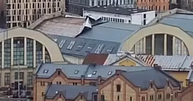 Spēcīgais vējš Rīgas centrāltirgus paviljonam norāvis aptuveni pusi no jumta seguma