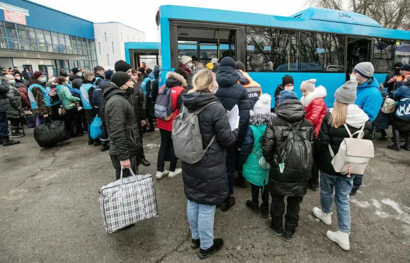 За сутки на территорию России прибыли более 20 тыс. эвакуированных из Донбасса: Погрануправление ФСБ