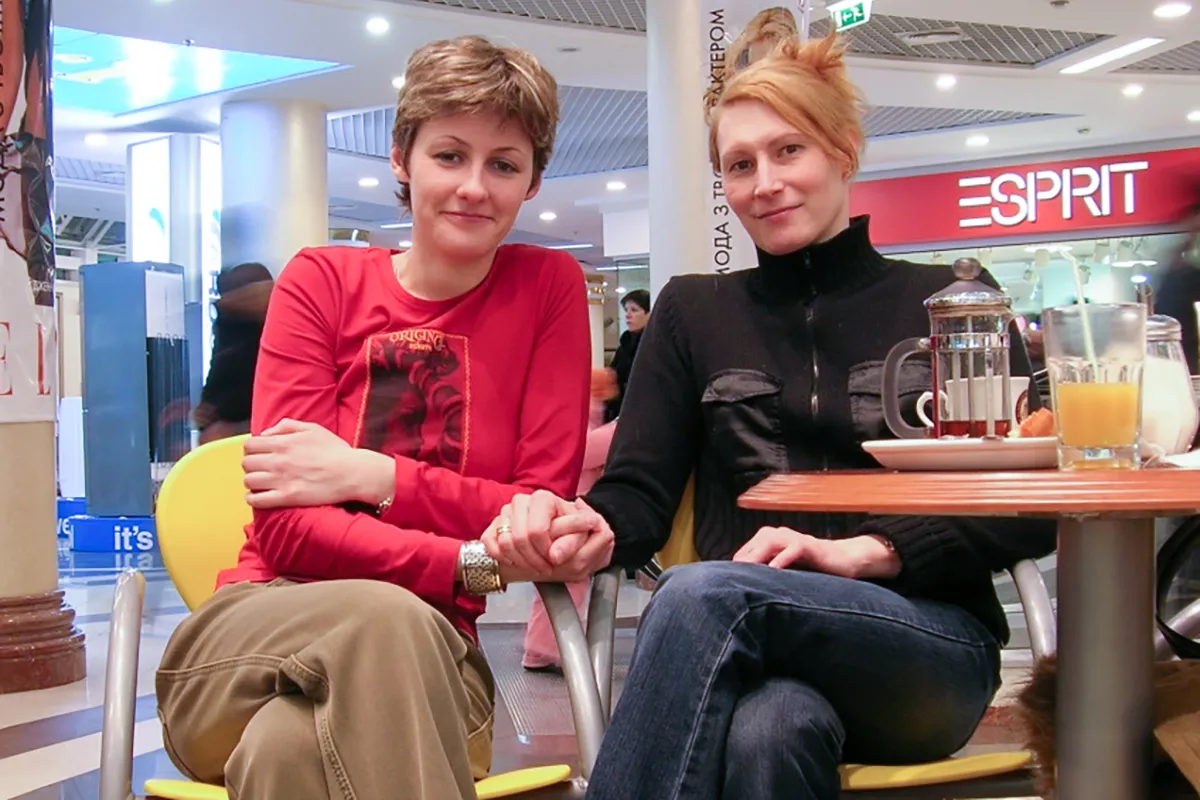 «Отец плюнул ей в лицо»: россиянка сбежала от парня к канадке. За это родители превратили ее жизнь в кошмар