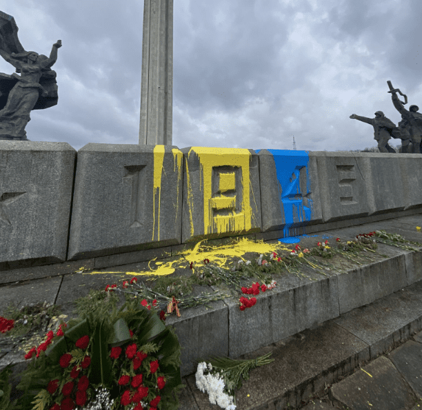 Неизвестные «окрасили» памятник Победы в цвета украинского флага (ДОПОЛНЕНО)
