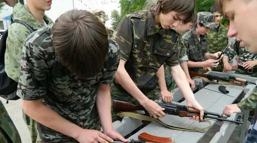 Полковник запаса: срочно копать окопы на границе нам не надо, но вот НВП в школах было бы не лишним