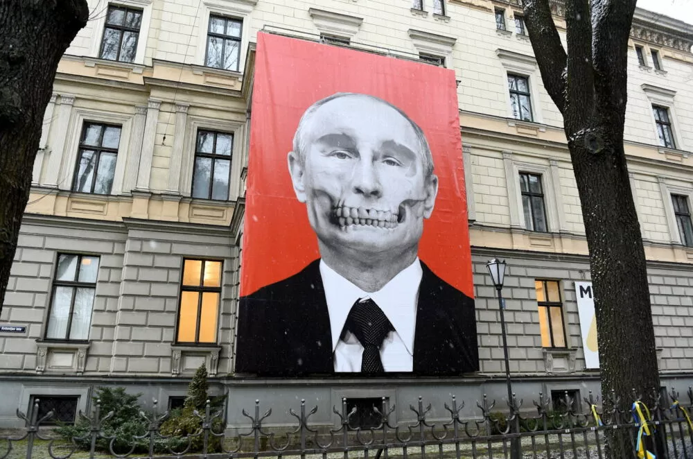 Молились за убийство украинцев: в Латвии задержаны фанаты Путина