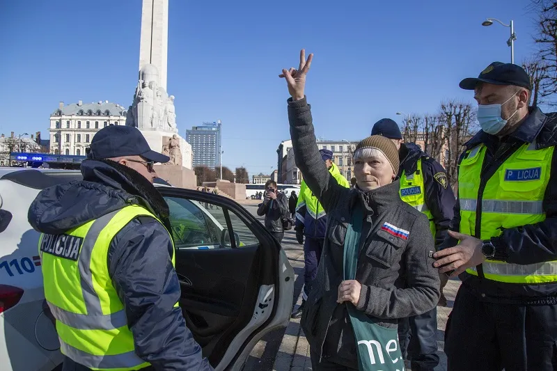 До пяти лет: что грозит женщине, вышедшей к Памятнику свободы с российским флагом на груди