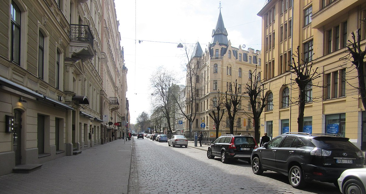 Rīgas ielās sākta smilšu savākšana pēc ziemas sezonas