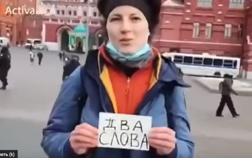 За что задерживают в России? Просто за то, что рот раскрыл! Две девушки на Красной площади (ВИДЕО)