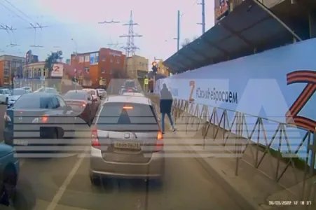 В Краснодаре задержали местного жителя за плевок в плакат с буквой Z