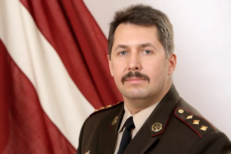 Раев призвал министров взять автоматы и идти на учения. Без практики проблем не увидеть