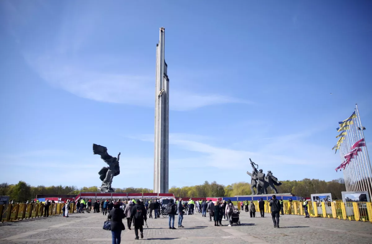 СГБ предлагает запретить шествие Русского союза Латвии в защиту памятника в Пардаугаве