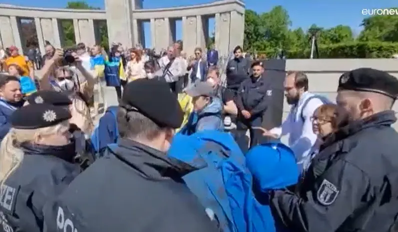 Берлинская полиция изъяла 25-метровый украинский флаг у манифестантов