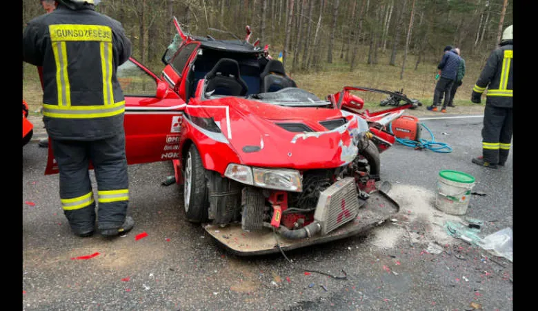 В Риге разбит редчайший автомобиль, но люди живы: ДТП возле бумажной фабрики (ФОТО)