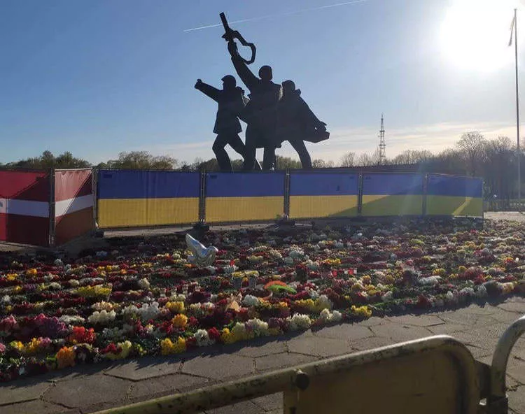 Saeimā emocionālās debatēs aicina Pārdaugavas padomju pieminekli nojaukt jau līdz rudens sākumam
